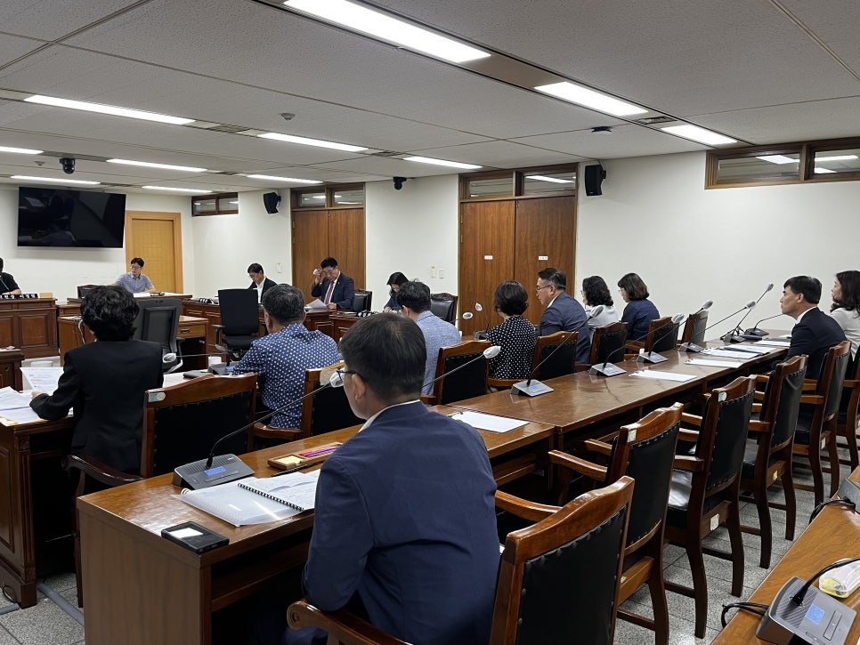 제421회 임시회 교육위원회 정례 간담회(인성시민과 등 7개 기관 및 부서) 및 자체 간담회 - 2