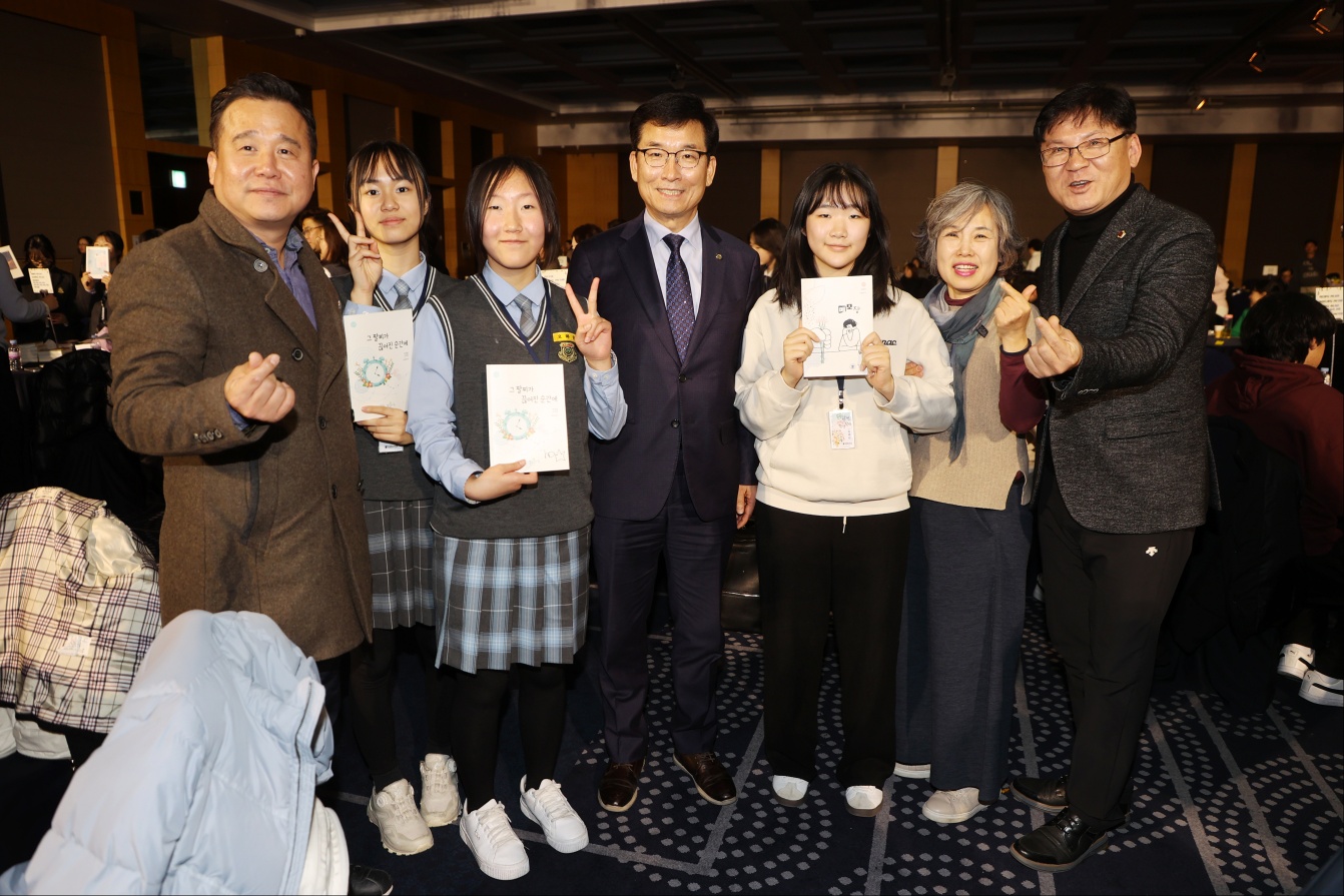 유상용 부위원장, 김성대 의원, 김정일 의원, "손 끝으로 한권, 나는 학생작가" 책출판기념회 참석 - 1