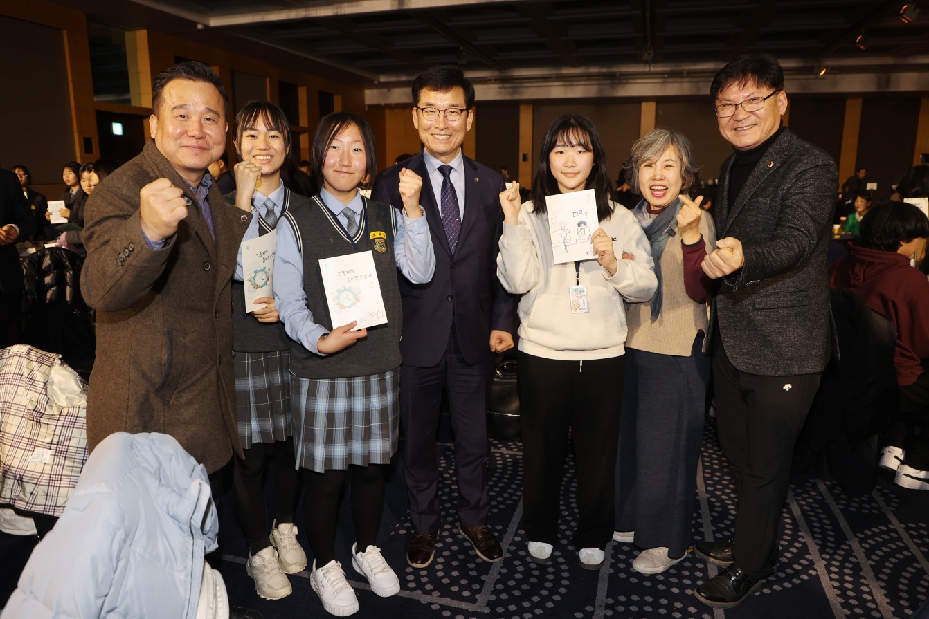 유상용 부위원장, 김성대 의원, 김정일 의원, "손 끝으로 한권, 나는 학생작가" 책출판기념회 참석 - 2