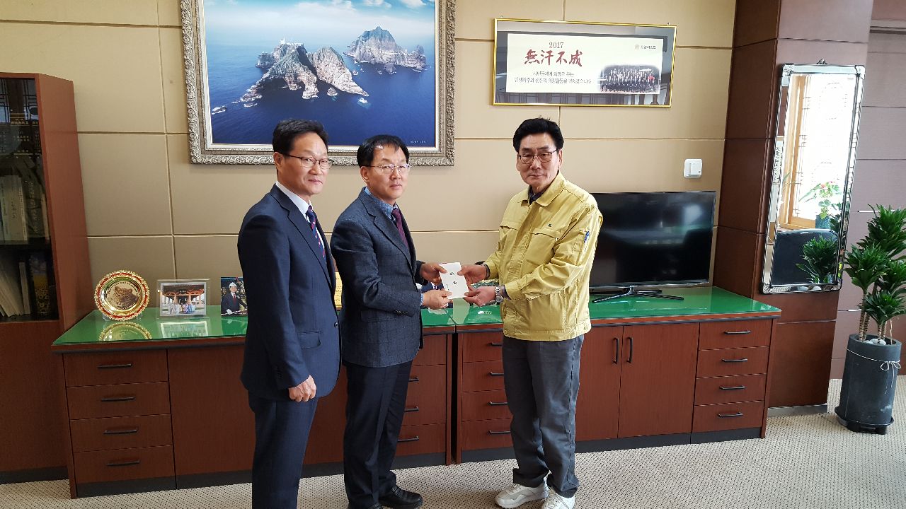 충북도의회, 포항 지진피해 지원 성금 전달 - 1