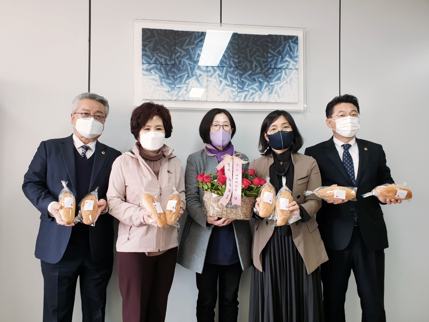 충북여성연대“세계여성의 날”을 맞아 도의원에게 빵과 꽃 전달 - 2