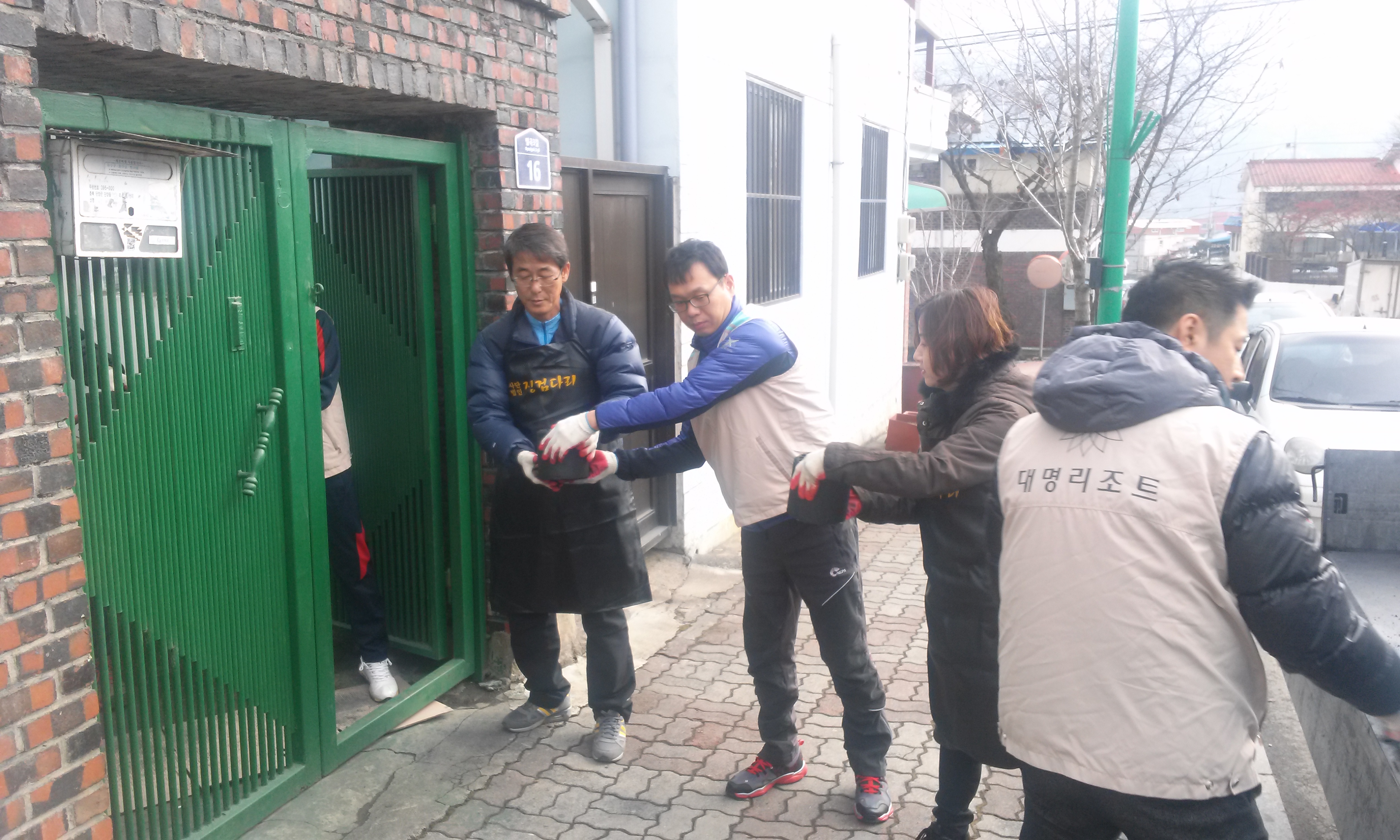 운영전문위, \"따뜻한 겨울 보내세요”충북도의회 연탄나누기 행사 - 1