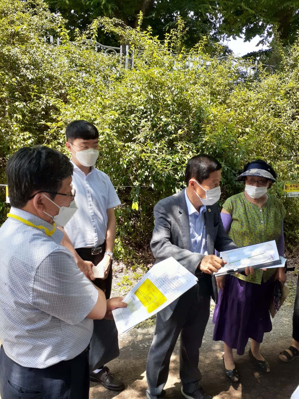 김현문 의원, 덕성초등학교 앞 통행로 포장 민원 관련 현장 방문 - 1