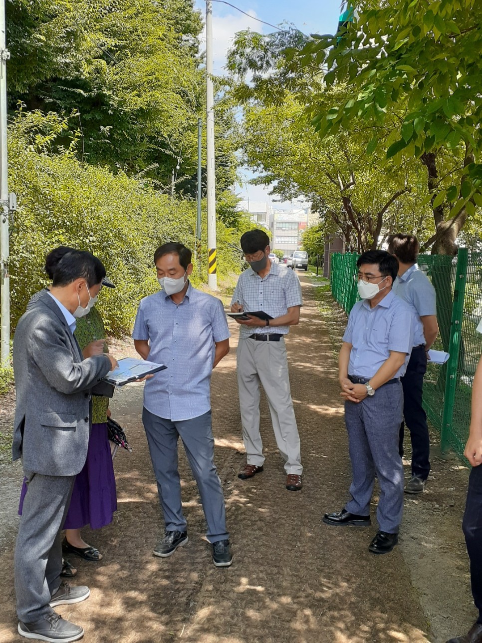 김현문 의원, 덕성초등학교 앞 통행로 포장 민원 관련 현장 방문 - 2