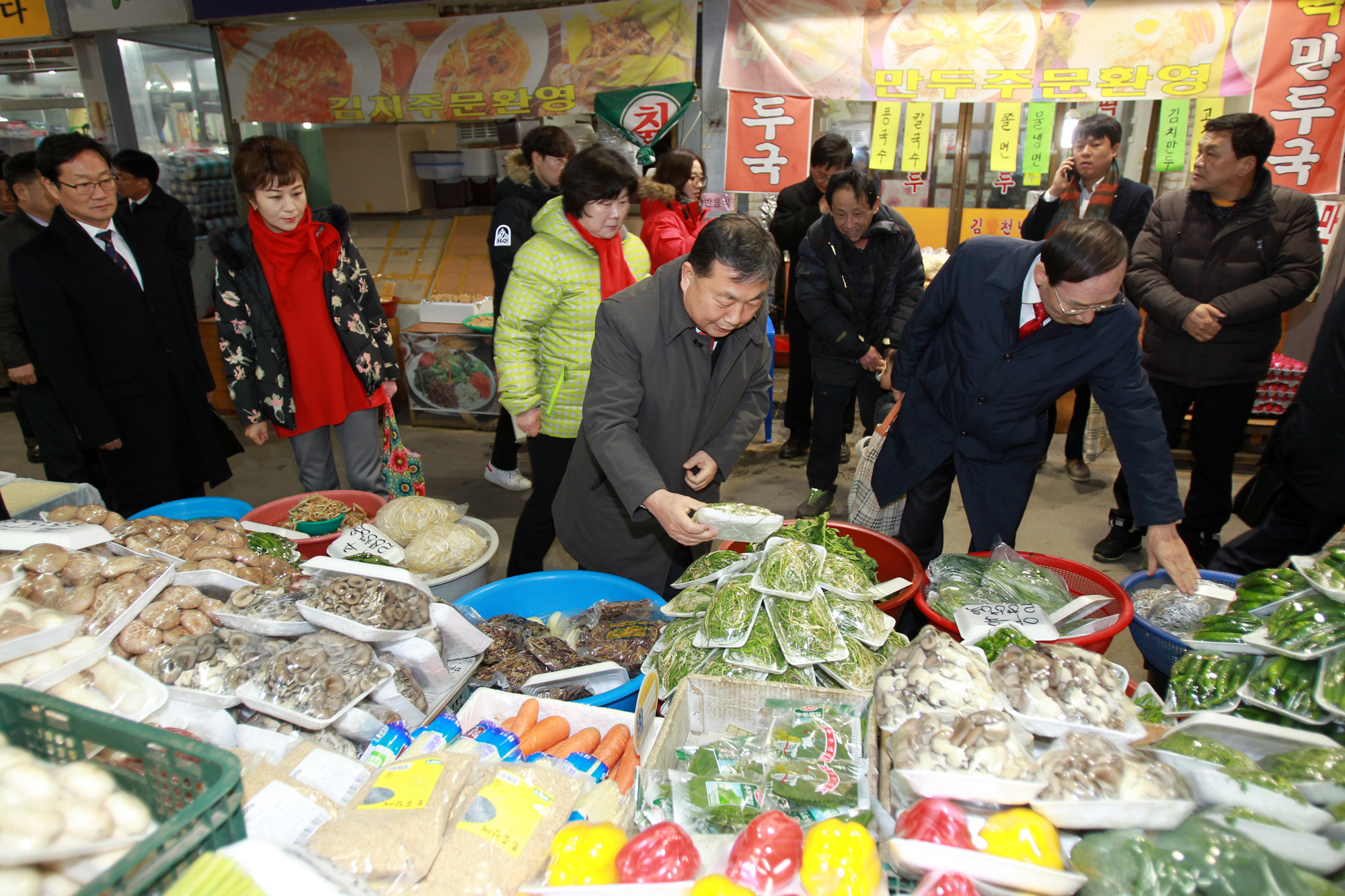 충북도의회, 설맞이 전통시장 장보기 행사 펼쳐 - 2