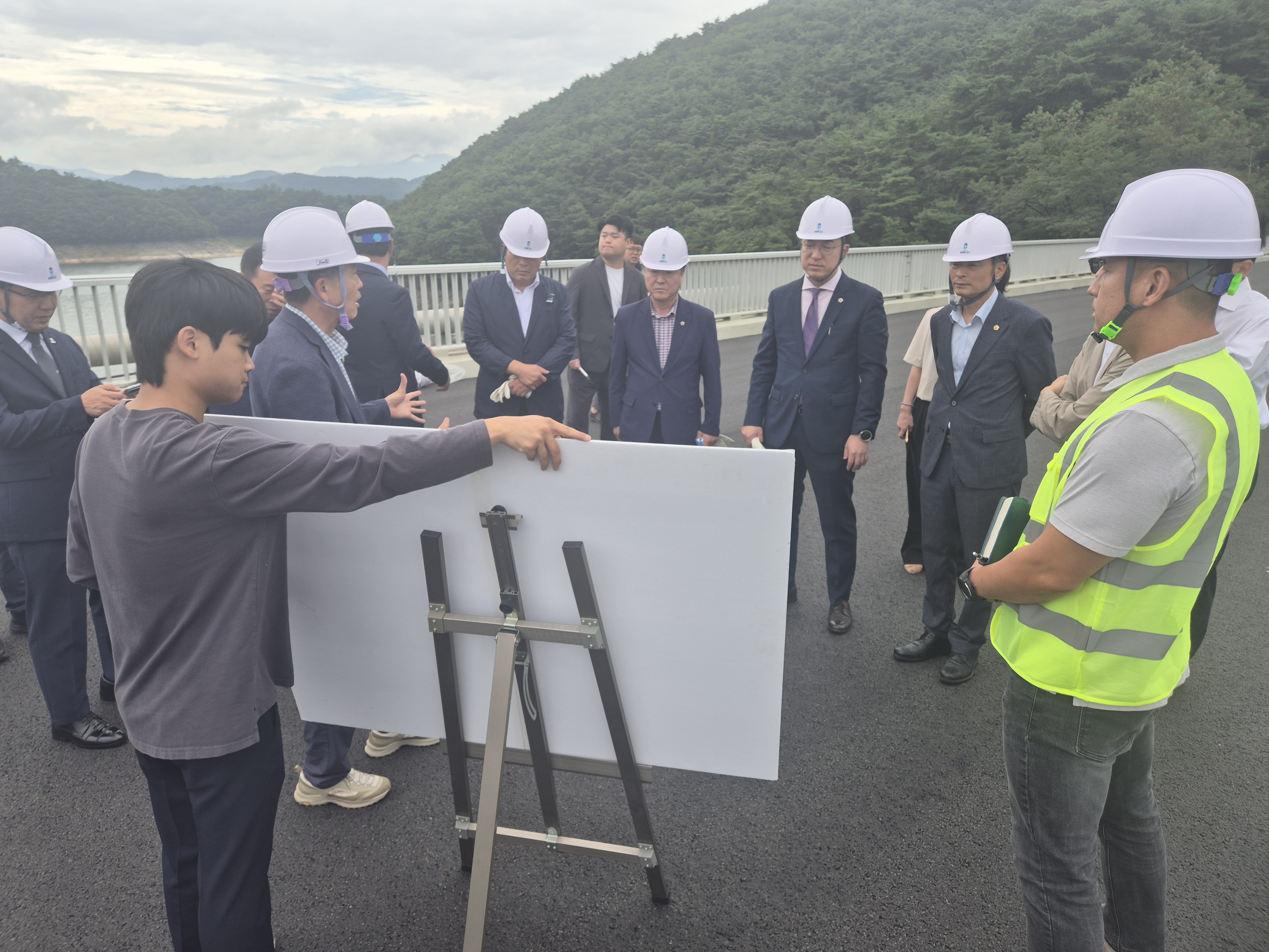 '건설환경소방위 청풍교 및 충주수난구조대 현장 방문' 게시글의 사진(3) '250904 건설환경소방위, 청풍교 및 충주수난구조대 현장 방문2.jpg'